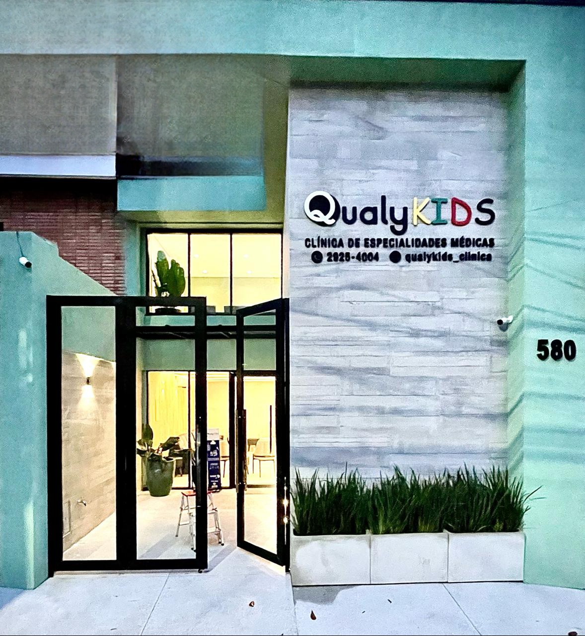 Fachada da clínica Qualykids — Rua Serra de Juréa, 580